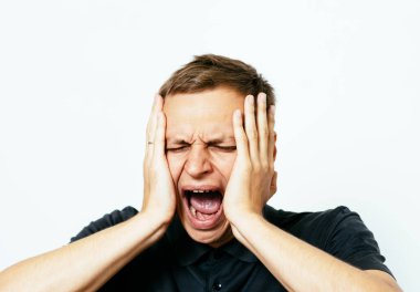 Fotoğraf stüdyosundaki umutsuz adam.