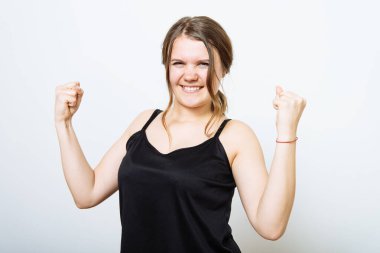 Sevinçli. Çok mutlu bir kadın.