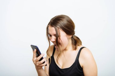 Stüdyo geçmişinde akıllı telefonu olan bir kadın.