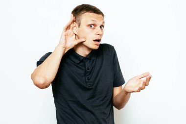 Kulak misafiri olur, dinlemeye çalışır..