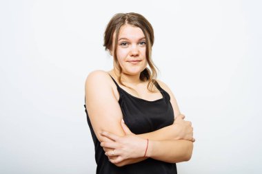 Kollarını kavuşturmuş bir kadının portresi.