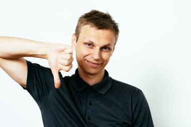 Adam baş parmak hareketi gösteriyor.