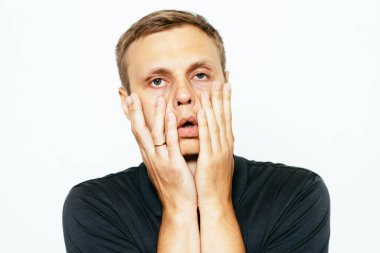 Fotoğraf stüdyosundaki bitkin üzgün adam.