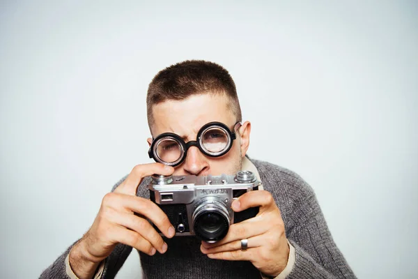 Uomo Con Una Macchina Fotografica — Foto Stock