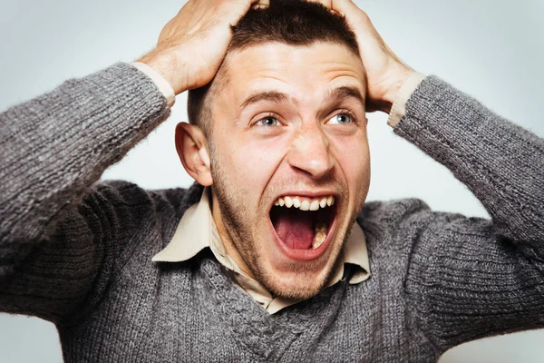 Neşeli, stüdyodaki adam