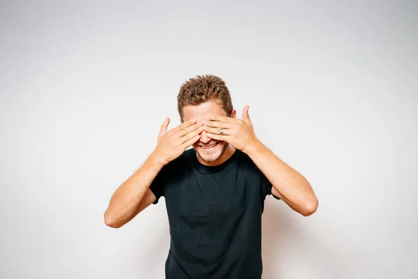 Man Sluit Ogen Met Haar Handen — Stockfoto