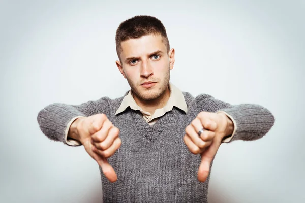 Adam baş parmak hareketi gösteriyor.