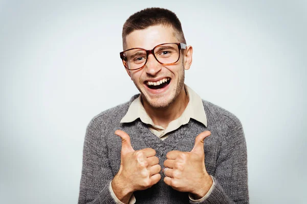 Adam baş parmağını gösteriyor.