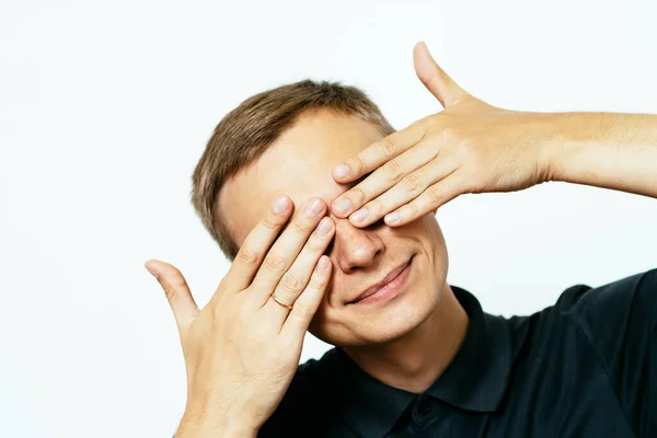 Hombre Cierra Los Ojos Con Sus Manos — Foto de Stock