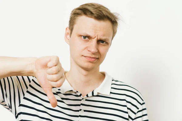 Hombre Mostrando Gesto Pulgar Hacia Abajo — Foto de Stock