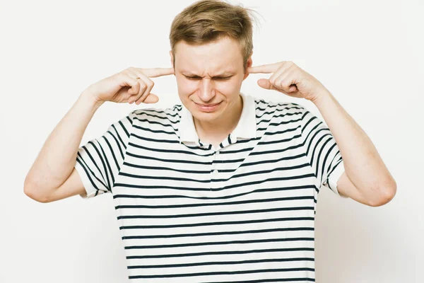 Stüdyoda poz veren adam