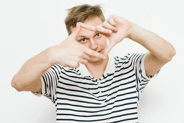 Stüdyoda poz veren adam