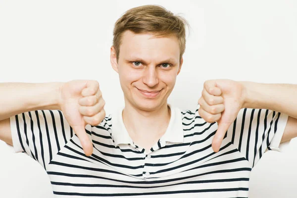 Adam baş parmak hareketi gösteriyor.