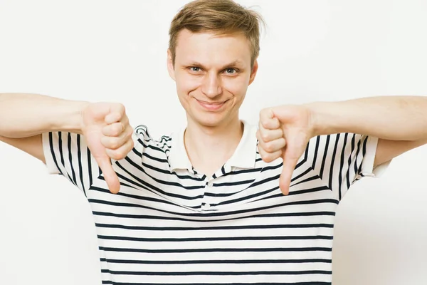 Adam baş parmak hareketi gösteriyor.