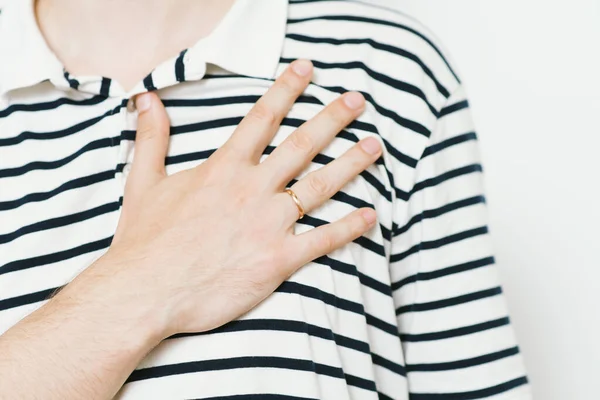 Milli marşı dinleyen bir adam. Vatansever.