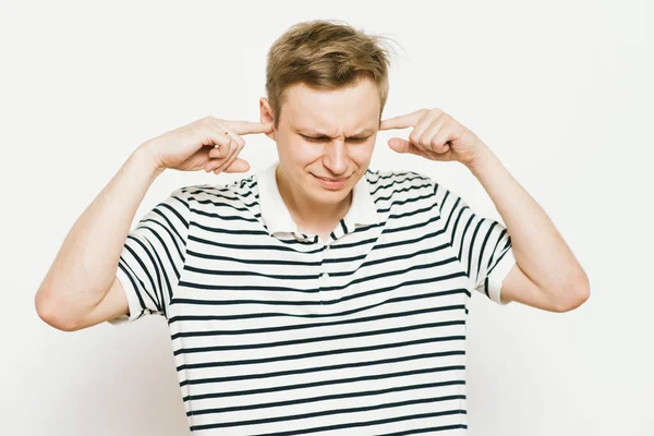 Fotoğraf stüdyosunda kulaklarını kapat.