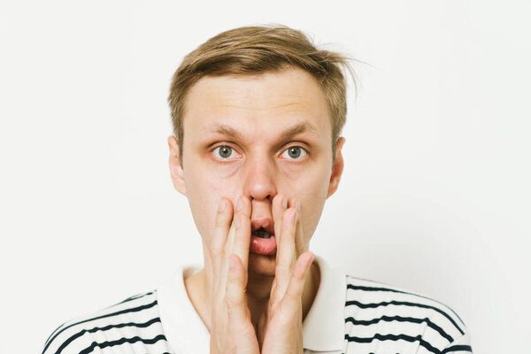 Уставший грустный человек в фотостудии
