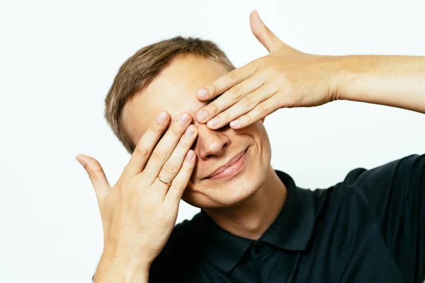 Man Sluit Ogen Met Haar Handen — Stockfoto