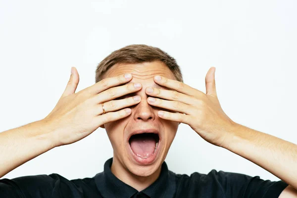 Homem Fecha Olhos Com Mãos — Fotografia de Stock