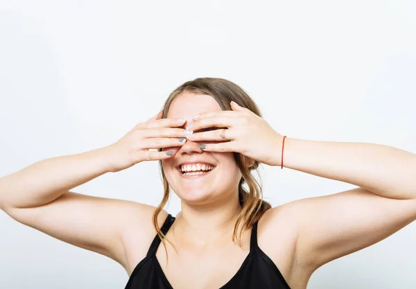 Mujer Cierra Los Ojos Con Las Manos — Foto de Stock