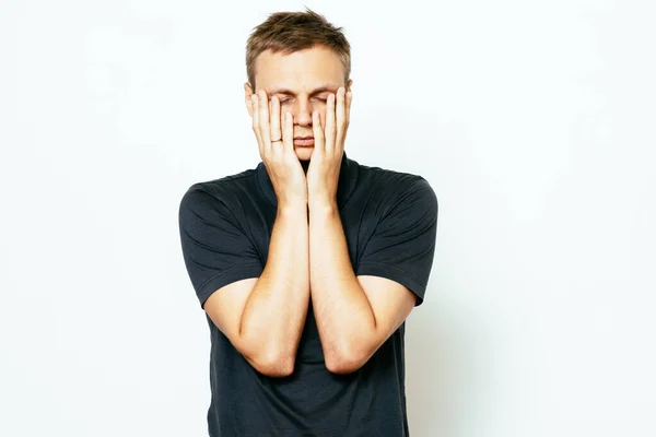 Hombre Cubrió Cara Con Sus Manos — Foto de Stock