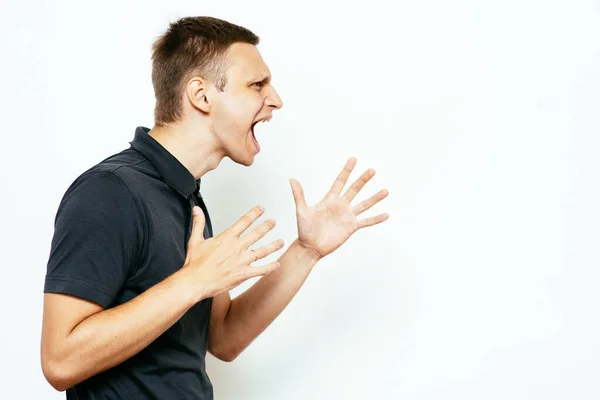 Homme Colère Criant Dans Studio Photo — Photo