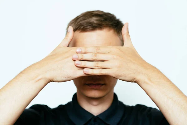 Homem Fecha Olhos Com Mãos — Fotografia de Stock