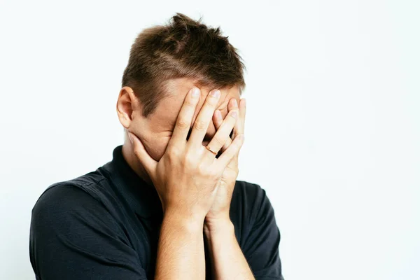 Hombre Cubrió Cara Con Sus Manos — Foto de Stock