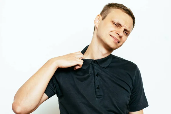 Retrato Primer Plano Joven Abriendo Camisa Para Ventilar Hace Calor — Foto de Stock