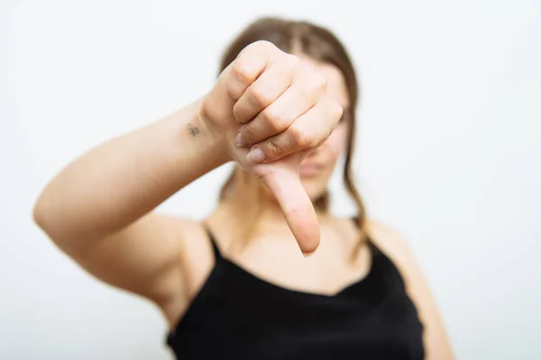 Женщина Показывает Большой Палец Вниз Жест — стоковое фото
