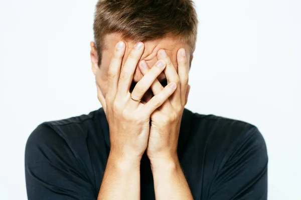 Hombre Cubrió Cara Con Sus Manos — Foto de Stock