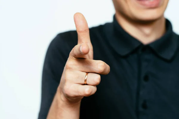 Genç Adam Işaret Parmağını Kameraya Doğru Gösteriyor — Stok fotoğraf