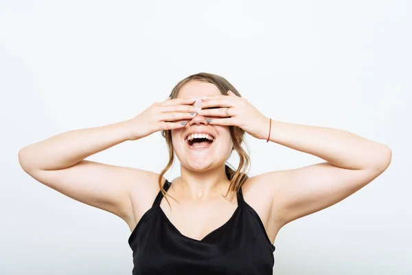 Mujer Cierra Los Ojos Con Las Manos — Foto de Stock