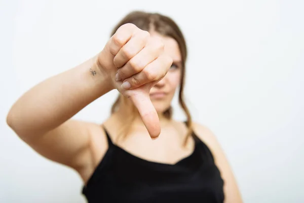 Женщина Показывает Большой Палец Вниз Жест — стоковое фото