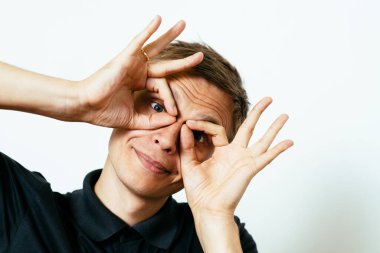 Adam elleriyle dürbün yapıyor.