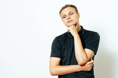 Adam fotoğraf stüdyosunda düşünüyor.