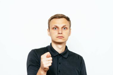 Adam incir gösteriyor.