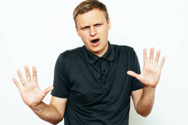 Adam korkudan korkuyor.