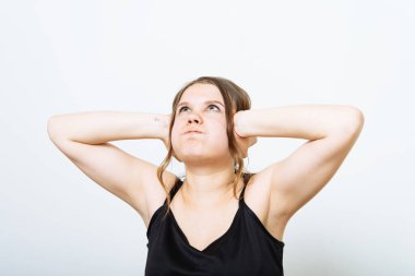 Stüdyo arka planında kulaklarını kapat kadın.