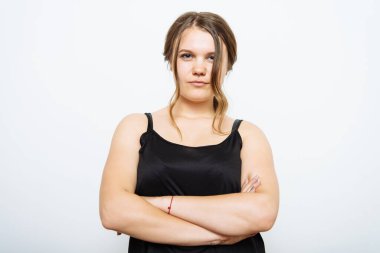 Kollarını kavuşturmuş bir kadının portresi.