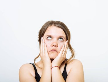 Stüdyo arka planında yorgun kız