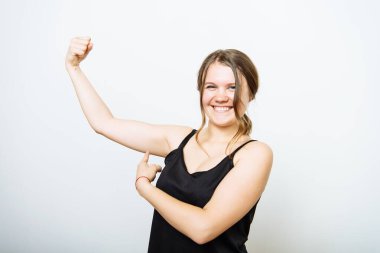 Kadın kaslarını gösteriyor.