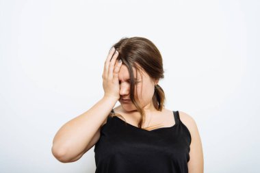 Stüdyoda çalışan ümitsiz kadın.