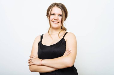 Kollarını kavuşturmuş bir kadının portresi.