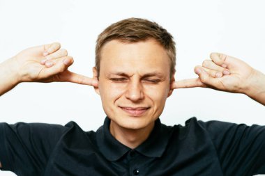 Fotoğraf stüdyosunda kulaklarını kapat.