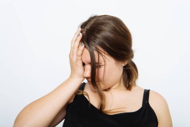 Fotoğraf stüdyosundaki umutsuz kadın.