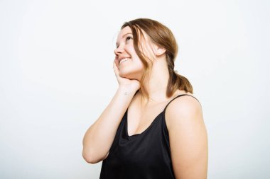 Fotoğraf stüdyosunda gülümseyen kadın.