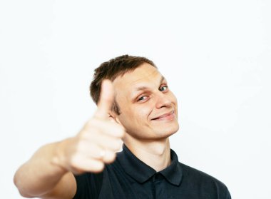 Adam baş parmağını gösteriyor.
