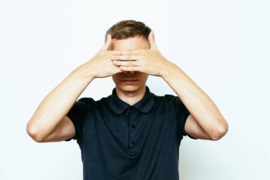 Erkekler gözlerini onun elleriyle kapatır.