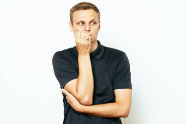 Adam tırnaklarını yiyor.